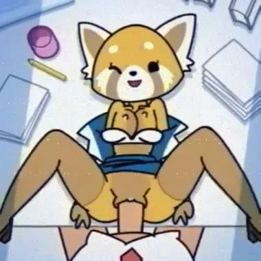 Retsuko Abrindo as Pernas em uma Mesa de Escritório